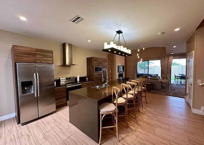Luxury Home In Orlando With Private Hot Tub - 7 Min From Disney Parks - 3 Bedrooms And 4 Bathrooms!